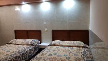 Driepersoonskamer | Een minibar, een bureau, gratis wifi, beddengoed