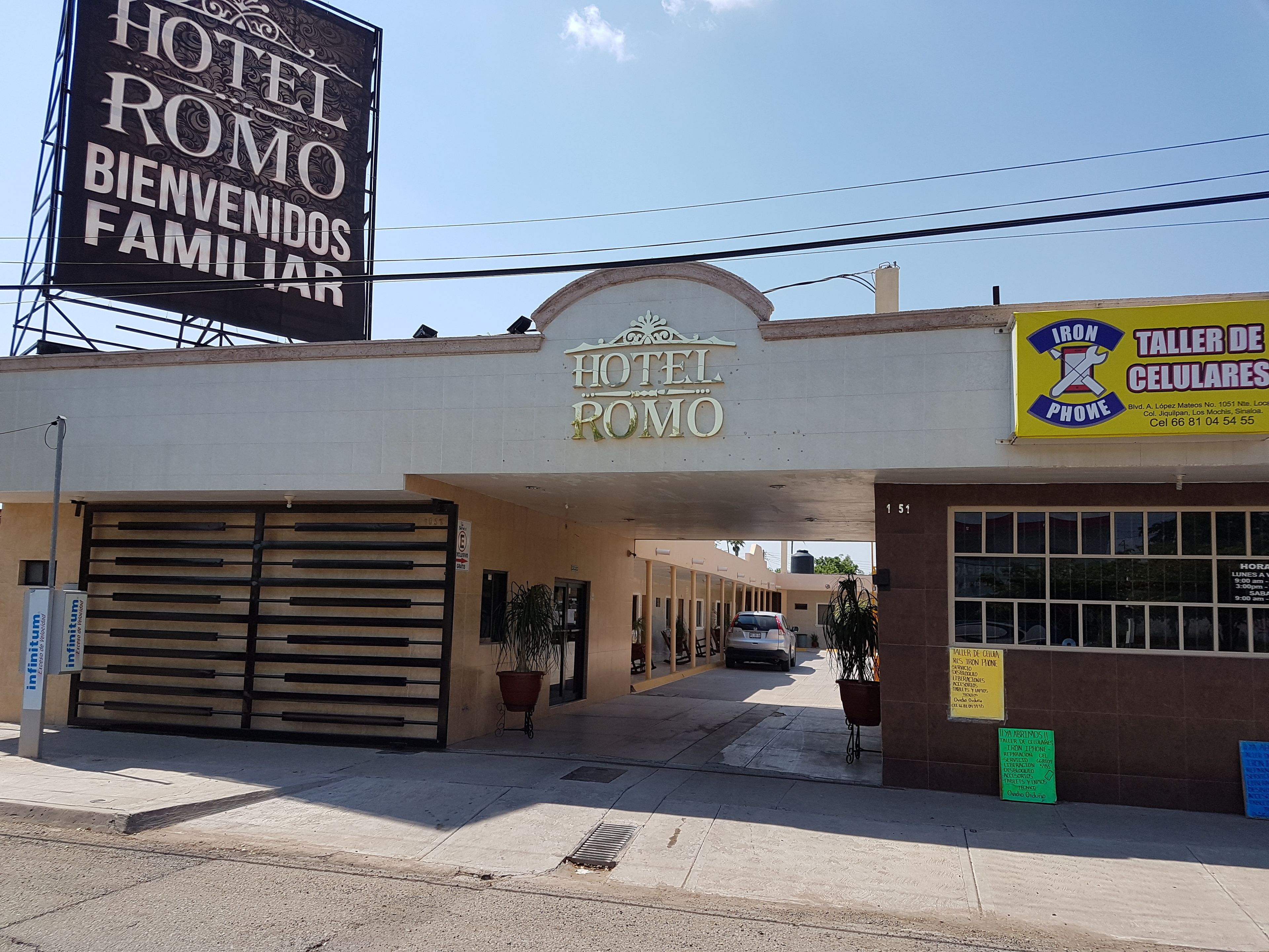 Vista frontal de la propiedad