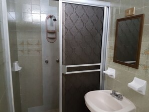 Douche, serviettes fournies