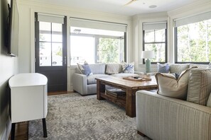 TV, fireplace - Modern Elegance: State-of-the-Art Luxury Retreat Near Colony Beach (Kennebunkport)