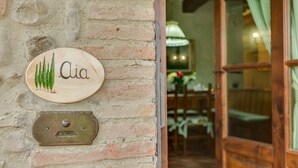 A rustic brick wall with a wooden door and a sign that reads "Cia". - L'Aia, two bedrooms apartment in the Chianti area with A/C and swimming pool (Tavarnelle Val di Pesa)