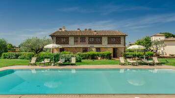 AuĂenpool, LiegestĂŒhle