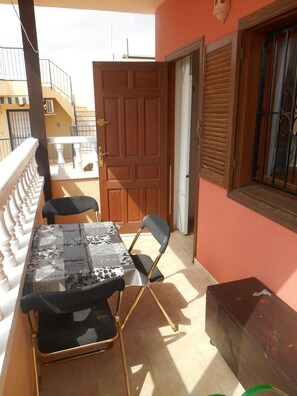 Outdoor dining - cool apartment with wifi (Torrevieja)