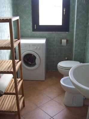 Ducha, bidet, papel higiénico