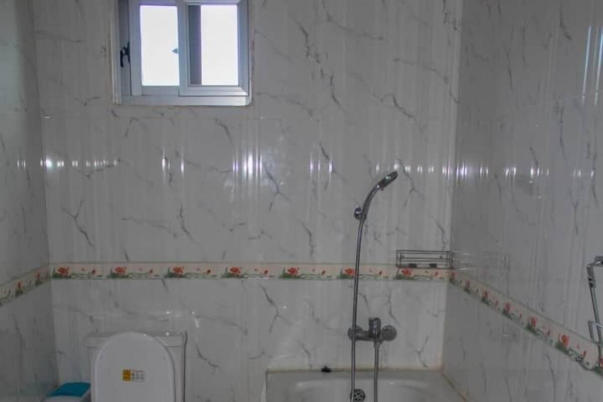 Honeymoon Suite | Bathroom | Free toiletries, towels