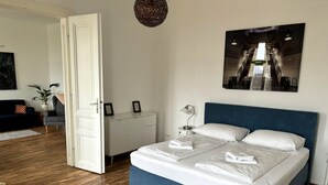 Una camera d'hotel moderna con un letto grande, una scrivania e vista sulla città dalla finestra.