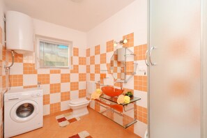 Douche, sĂšche-cheveux, serviettes fournies, papier toilette