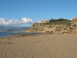 Perto da praia, espreguiçadeiras