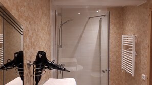 Chuveiro, secador de cabelo, toalhas de banho, sabonete