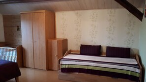 1 Schlafzimmer, BĂŒgeleisen/BĂŒgelbrett, kostenloses WLAN, BettwĂ€sche