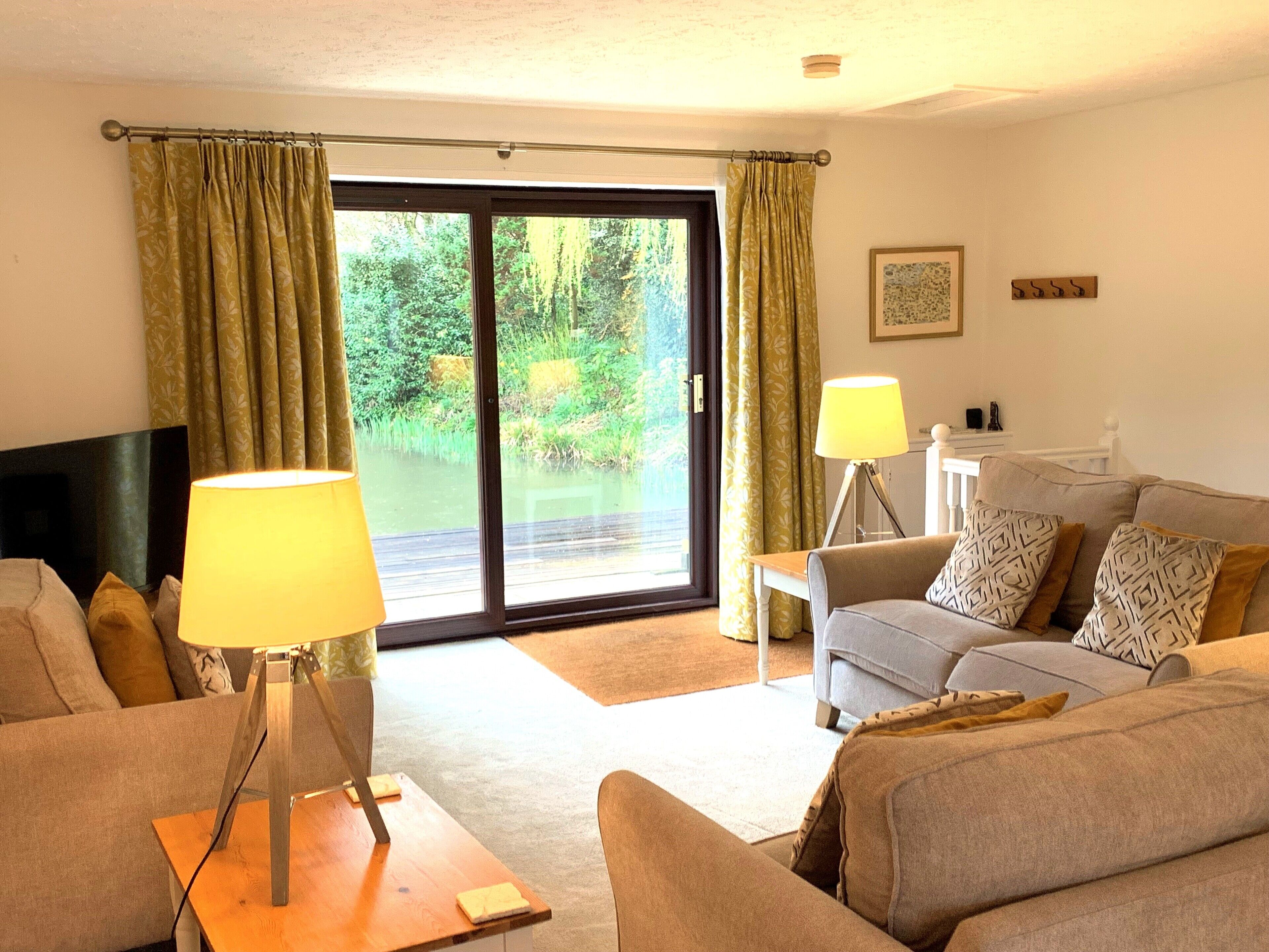 Cottage, 2 Bedrooms, Shared Bathroom | Living area | 40-inch Smart TV with digital channels, DVD player, streaming services