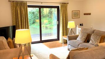 Småhus, 2 soverom, delt bad | Oppholdsområde | En 40-tommers smart-TV med digitale kanaler samt DVD-spiller