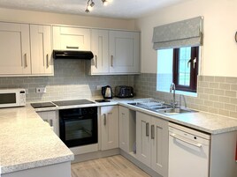 Cottage, 2 Bedrooms, Ensuite | Private kitchen | Full-size fridge, microwave, oven, stovetop