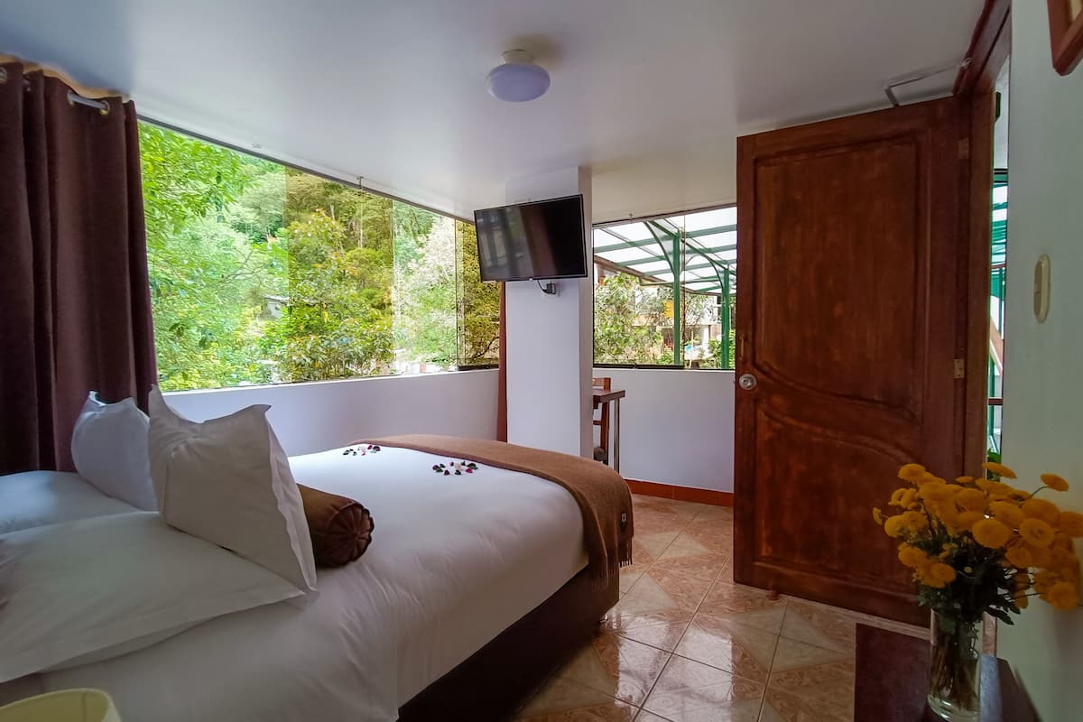 1 bedroom, premium bedding, in-room safe, desk