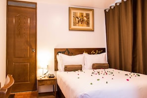 Premium bedding, in-room safe, desk, iron/ironing board