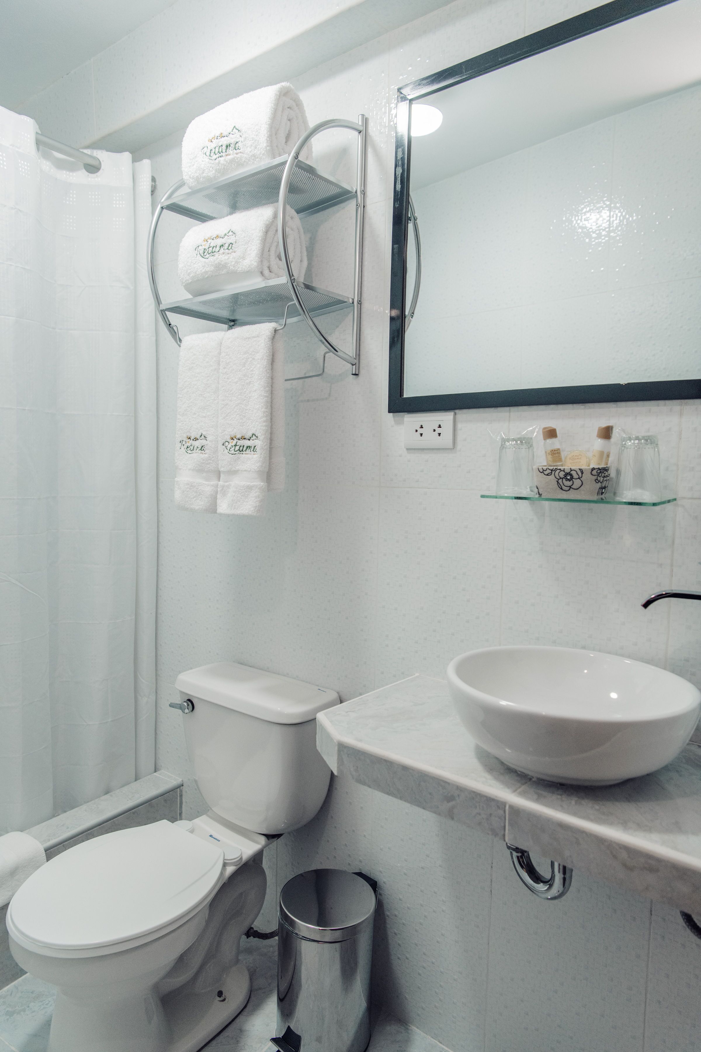 habitación matrimonial superior, 1 king bed | bathroom | shower, free toiletries, towels