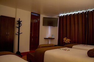 高级三人房, 3 张单人床, 山景 | 高档床上用品、客房内保险箱、办公桌、熨斗/熨板