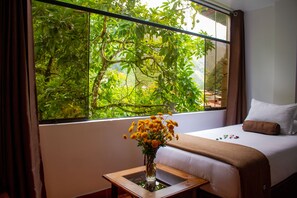 Habitación triple superior, 3 camas individuales, vista a la montaña | Ropa de cama de alta calidad y caja de seguridad en la habitación 
