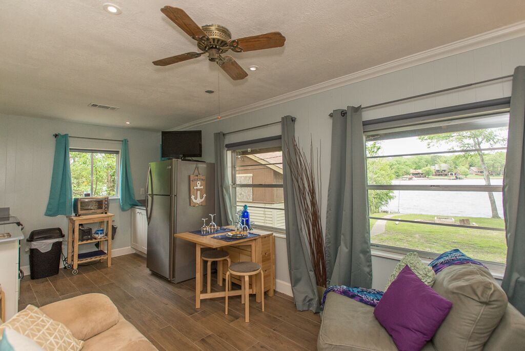 Beautiful Cabin for Two on Cedar Creek Lake