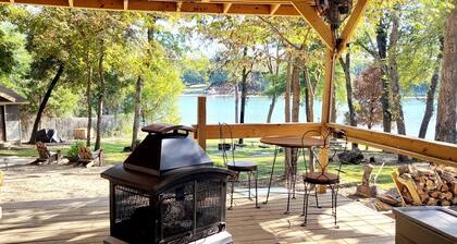 Beautiful Cabin for Two on Cedar Creek Lake