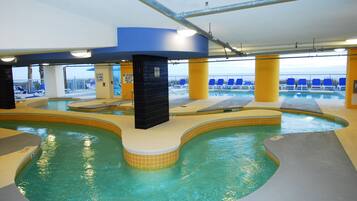 Piscine extérieure, chaises longues
