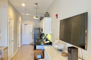 Jääkaappi, mikroaaltouuni, uuni, kahvin-/teenkeitin