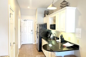 Fridge, microwave, oven, coffee/tea maker - Inn at Seacrest - Community pool and 2 FREE bikes - `Nestled Inn` (Rosemary Beach)