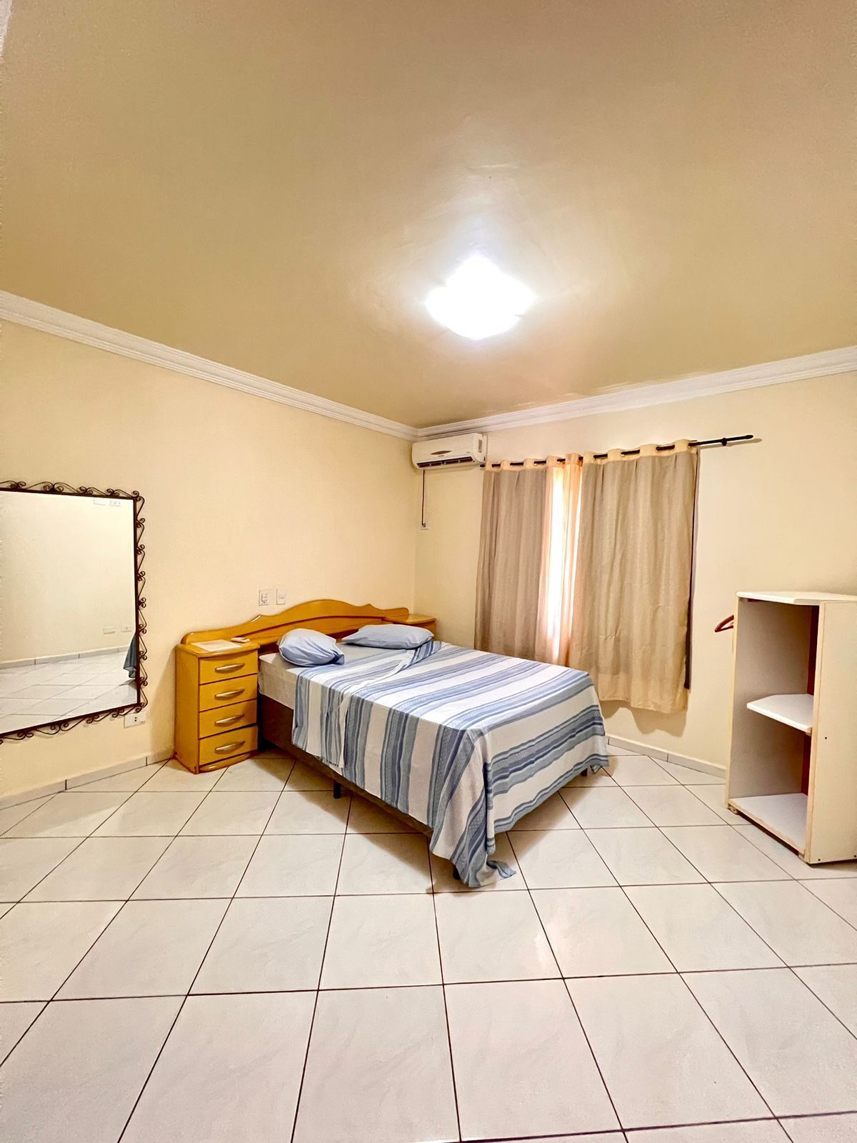 3 quartos, escrivaninha, ferros/tábuas de passar roupa
