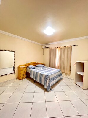 3 habitaciones, escritorio, tabla de planchar con plancha y wifi gratis 
