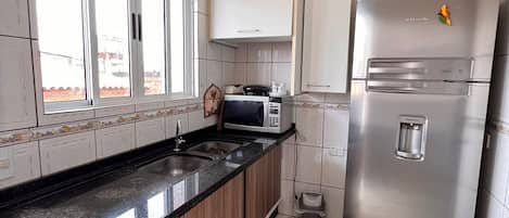 Een koelkast, een microgolfoven, een oven, een kookplaat