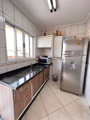 Fridge, microwave, oven, stovetop - Cozy house in the center of foz do iguaçu (Jardim Tarobá)