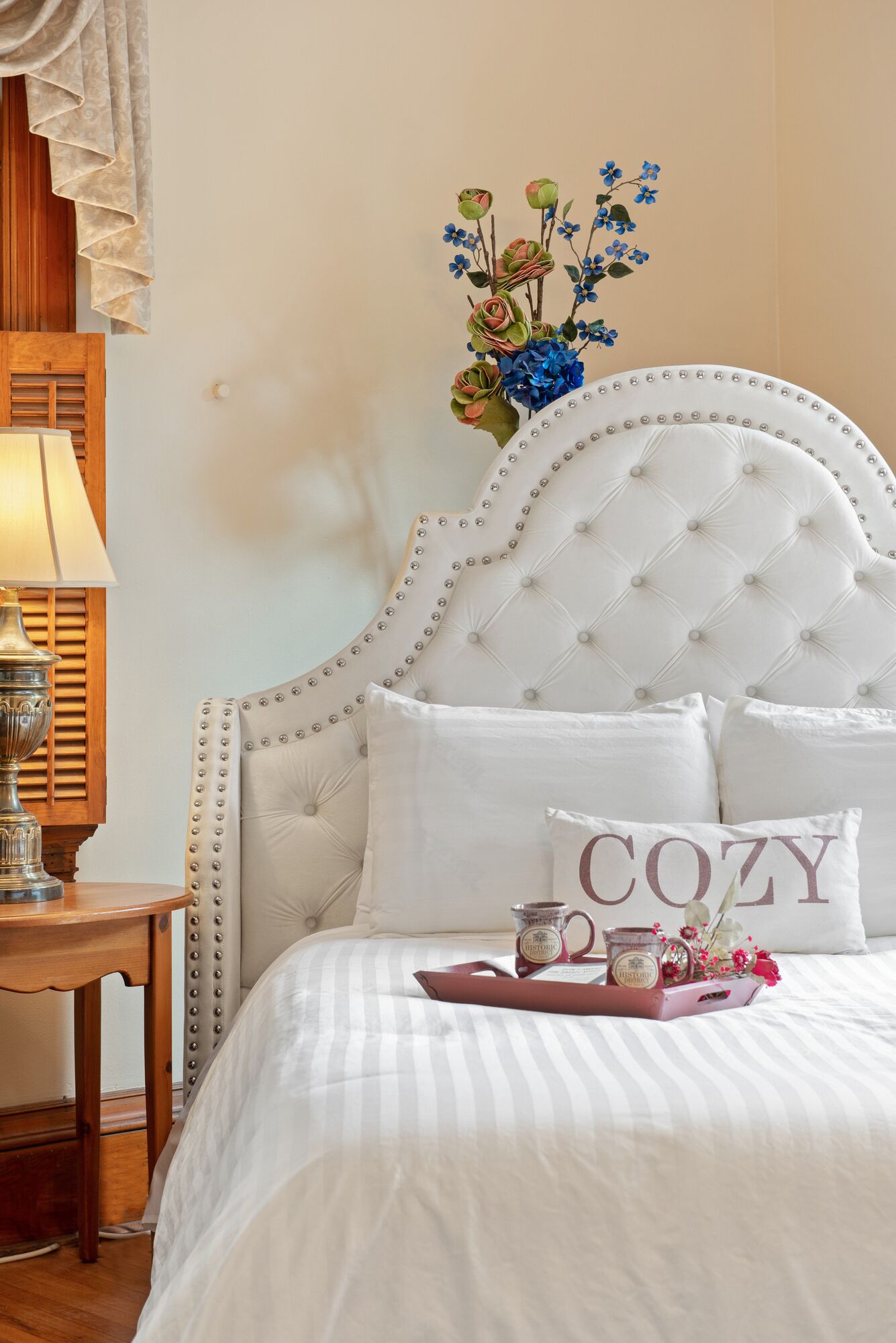 Twin Cities Historic HQ for Comfort, Privacy, Space, Walkable Location and Every Convenience