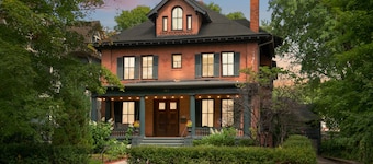 Twin Cities Historic HQ for Comfort, Privacy, Space, Walkable Location and Every Convenience