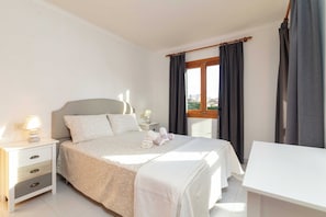 2 bedrooms, iron/ironing board, Internet, bed sheets