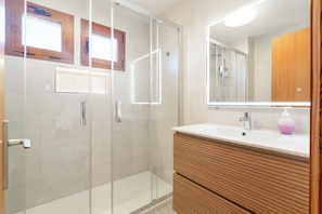 Bathtub, hair dryer, towels - Codonyer A - Nice apartment with communal pool in Port de Pollença (Port de Pollença)