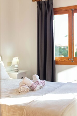 2 عدّة غرف نوم ومكواة/لوح كي وخدمة الإنترنت وملاءات أسرّة