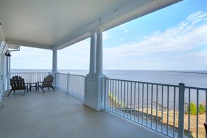 Signature Condo, 2 Bedrooms, Non Smoking, Bay View | Terrace/patio
