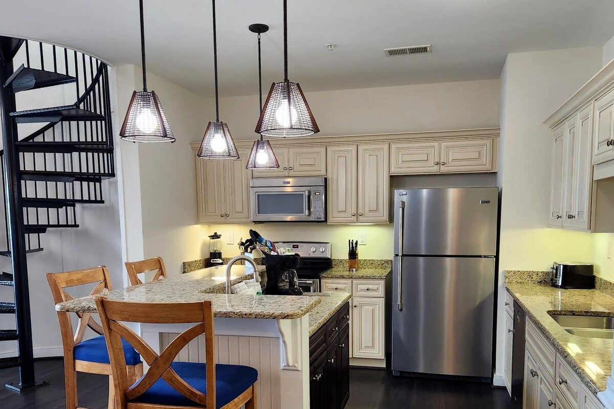 Signature Condo, 3 Bedrooms, Non Smoking, Bay View | Private kitchen | Full-size fridge, microwave, oven, stovetop