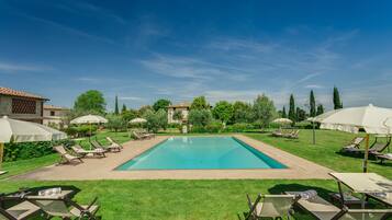 AuĂenpool, LiegestĂŒhle