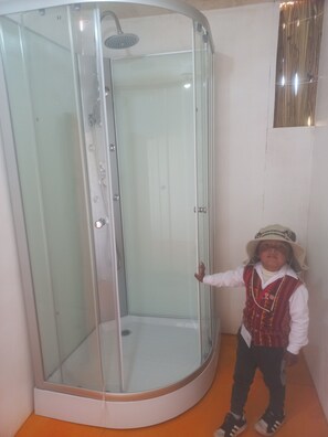 Shower, shower pijat air,  dan handuk