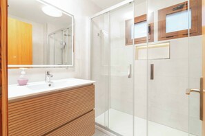Badewanne, Haartrockner, Handtücher