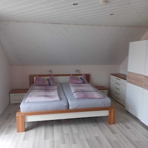 2 makuuhuonetta, silitysrauta/-lauta, ilmainen Wi-Fi, vuodevaatteet