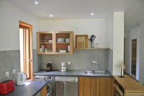 Fridge, oven, stovetop, dishwasher
