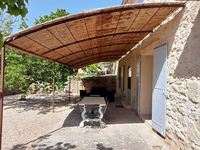 Masía reformada en un pueblo medieval.