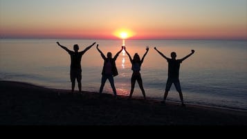 Playa en los alrededores y camastros