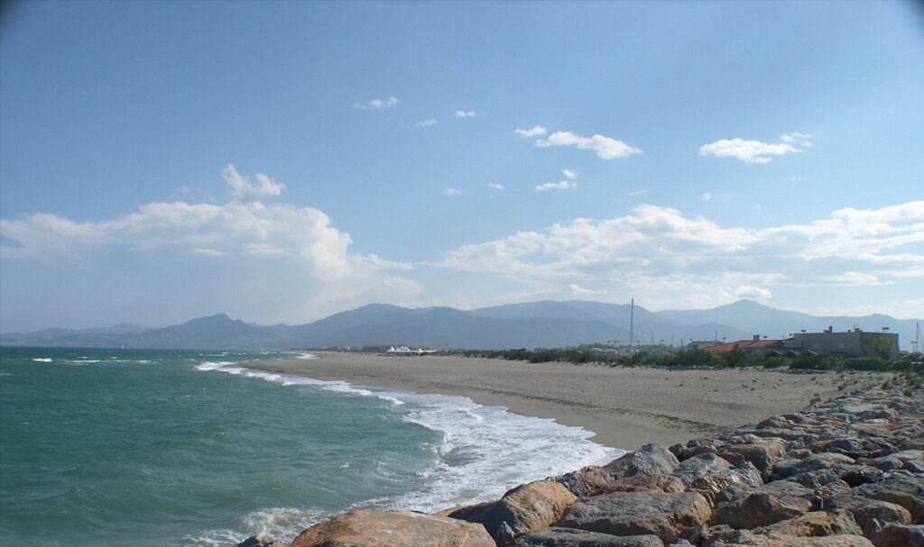 Ubicación cercana a la playa y tumbonas