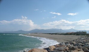 Playa en los alrededores y camastros 
