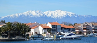 Charmerende lille feriehus i bolig med pool