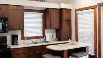 冰箱、微波炉、烤箱、炉灶