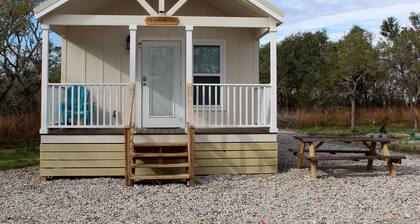 Maple Oak -Beautiful New Tiny Cottage - Perfect Family Getaway